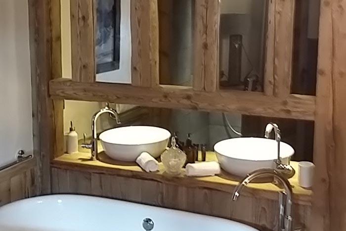 Agencement intérieur de salles de bains au Val-d’Isère